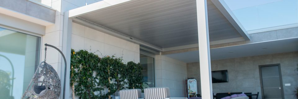 The bioclimatic pergola Seesky BIO adapts to any outdoor space